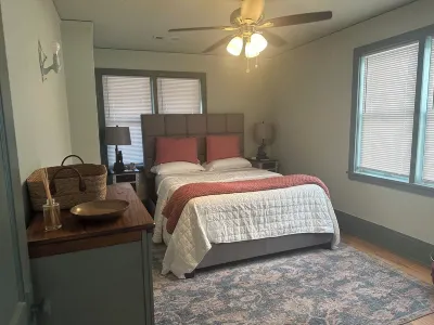 Why Drive When you can Walk? Off Dickson Top Floor Apartment 아칸소 에어 앤드 밀리터리 뮤지엄 주변 호텔