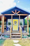 Luxury tiny cabin Pool & Hot tub minutes from Lake Travis and Lake Austin.