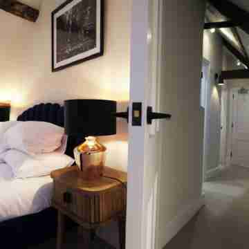 Soho style penthouse flat in the heart of Chipping Norton. Private parking. Rooms