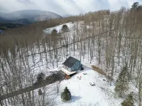 Cozy 4-Bedroom Modern Mountaintop Retreat in Jewett