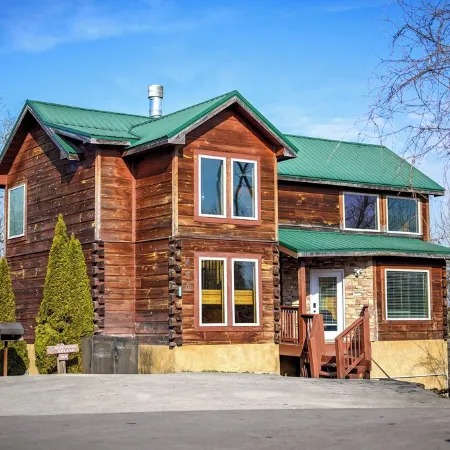Cozy 2-bedroom cabin in charming Pigeon Forge with Indoor Heated Pool & Hot Tub