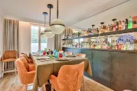 Elegant six-bedroom villa of 350 m2 with garden.