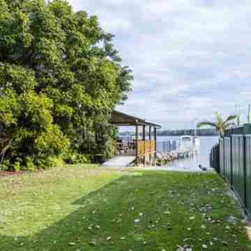 Lovely Iluka! Come whale spotting! Boat ramp, boat parking,barbi, jetty, pool. Hotel Exterior