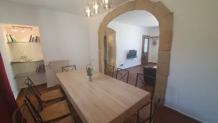 Maison de Village Provençal Classé Idéalement Située Près de Sites Touristiques Отели в г. Ламбеск