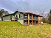 Cozy Bungalow Nestled atop North Shore Hay Bay, Napanee