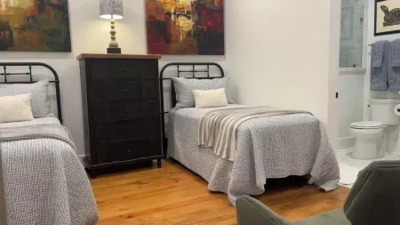 Luxury Bulldog Cottage!