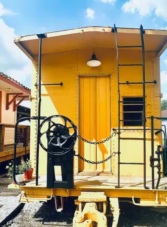 Train Wreck Inn: Stay in the Caboose Отели в г. Гранд Кото