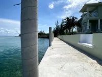 6br/5b Beautiful Waterfront Lux Home w/ Ocean View