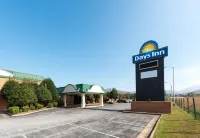 Days Inn by Wyndham Luray Shenandoah - parking