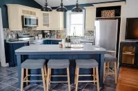 Century Home centrally located in Prince Edward County (located in Bloomfield) Hotels in Bloomfield