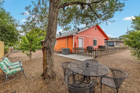 Lower Rates! the Grand Canyon Orange Blossom -Downtown with A/C.