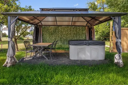 Beachfront Cottage with hot tub
