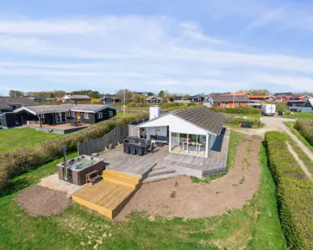 "Peetu" - 200m to the Fjord Hotels in Hurup