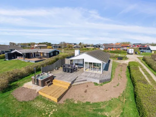 "Peetu" - 200m to the Fjord Hotels in Hurup