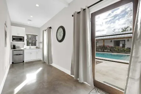 Schubert Inn Cottage - Pool - Walk to Main St