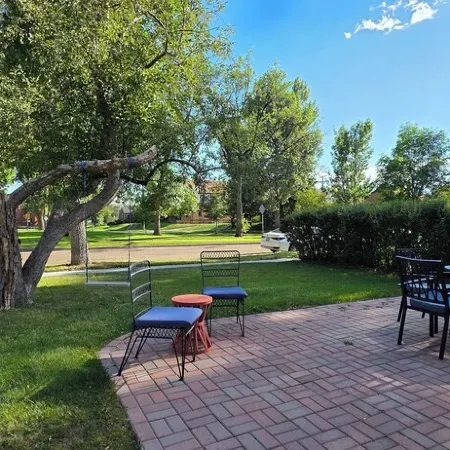 More on Moore, Remodeled Historic Home w/ AC, 4Br/2BA, Washer & Dryer Sleeps 8