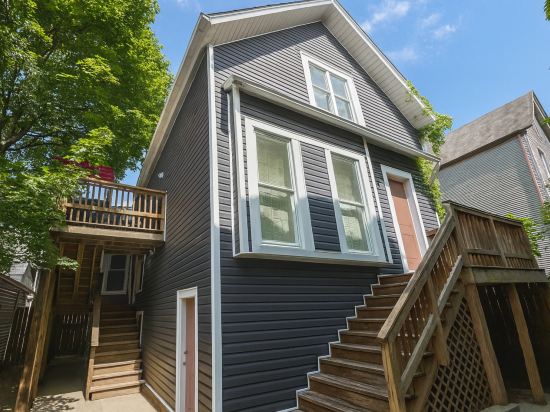 Private Balcony and Spacious Living Areas - Cozy Charming Retreat