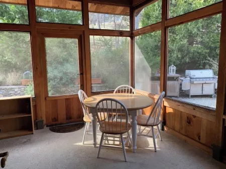 Starview Ranch: 3 homes w/ 7 bdrms, pool, sauna, spa & gym on 50 beautiful acres