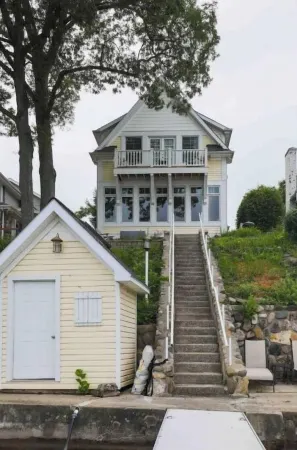 Beautiful 3600sqft Cottage on Lake Maxinkuckee in Culver Indiana.