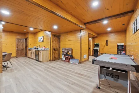 Charming 5-bedroom Cabin with Movie Theater, Hot Tub, and WiFi