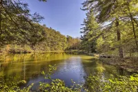 Peaceful Bedford Escape: Deck & Stunning Views! - Alojamientos