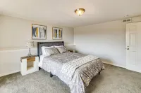 Waterfront Home with Dock and Hot Tub in Oak Harbor! Hotel a La Conner