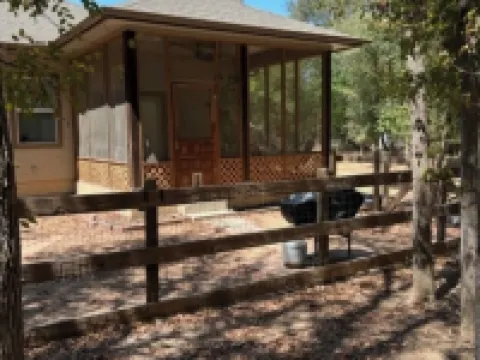 Modern home - quiet neighborhood Hotels in Bastrop