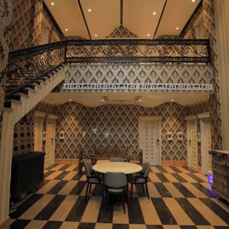 THE ROYAL VENETIAN