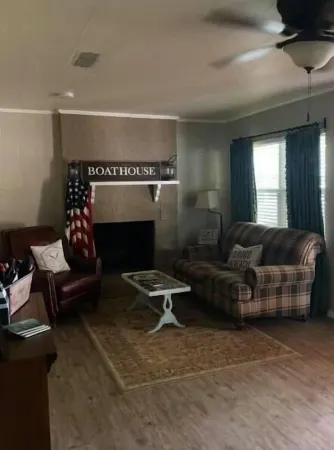 Lake house for rent in Solider Creek close to cafe, store, and bar. Отели рядом с достопримечательностью «Суперцентр Уолмарт»