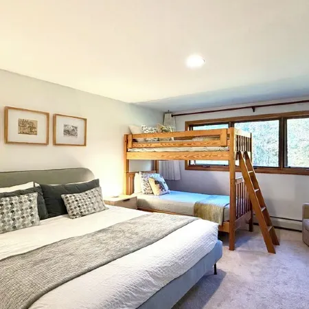 Spacious Townhome with breathtaking views of Mount Snow. 5 min Shuttle to ski