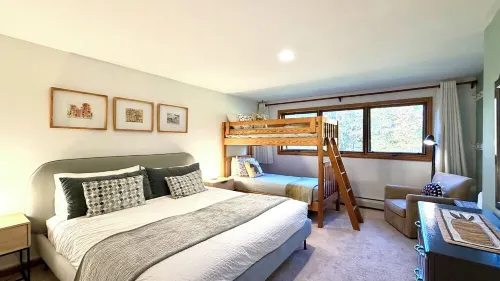 Spacious Townhome with breathtaking views of Mount Snow. 5 min Shuttle to ski