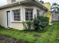 4 Bed House-Sleeps 8-Pet Friendly-Private Garden Hotels in 