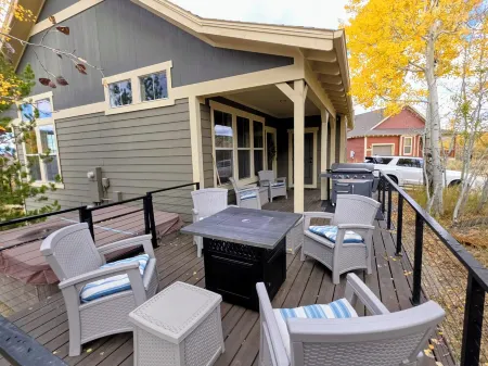 Amazing Home Directly on the Lift! Ski-In/Out, Private Hot Tub, Amazing Views! Отели в г. Грэнби