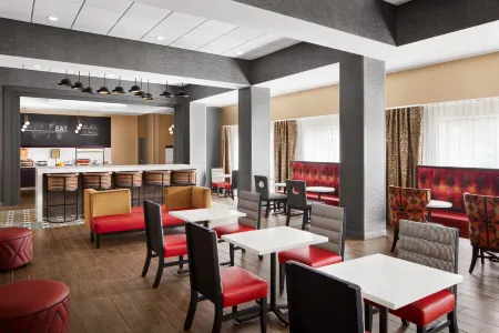 Hampton Inn & Suites Charlotte Steele Creek Отели рядом с достопримечательностью «Piedmont Prairie Trail - McDowell Nature Preserve»