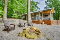 Romantic Couples Cottage, Large Covered Deck with Hot Tub, TV, Couches, Firepit