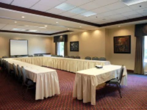 Hampton Inn & Suites by Hilton Laval Hoteles en Laval