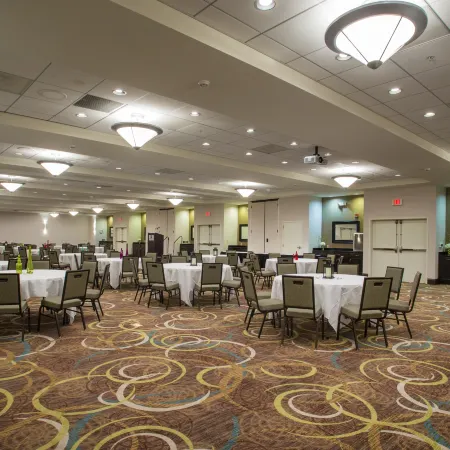 Holiday Inn & Suites BLOOMINGTON-AIRPORT by IHG