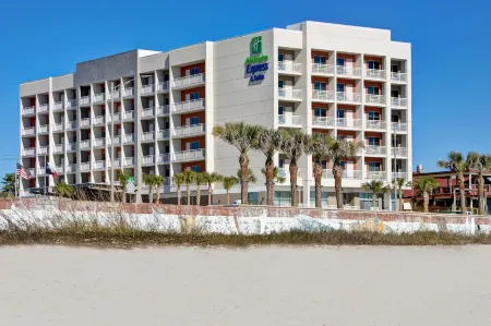 Holiday Inn Express & Suites Galveston Beach Отели рядом с достопримечательностью «Галвестон Айленд Конвеншен Сентер эт Сан Луис Резорт»