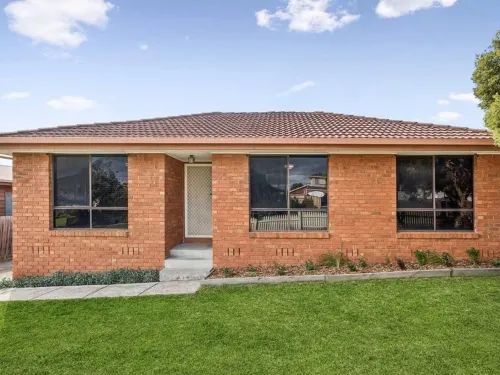 Charming 3-Bedroom House in Meadow Heights - Perfect Family Retreat - Bungalows