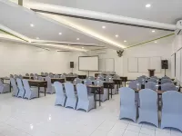 Grand Whiz Hotel Bromo Отели в г. Lumbang
