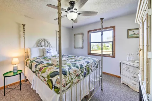 Walk to Bay and Boat Launch Beach House in Avon - Wifi
