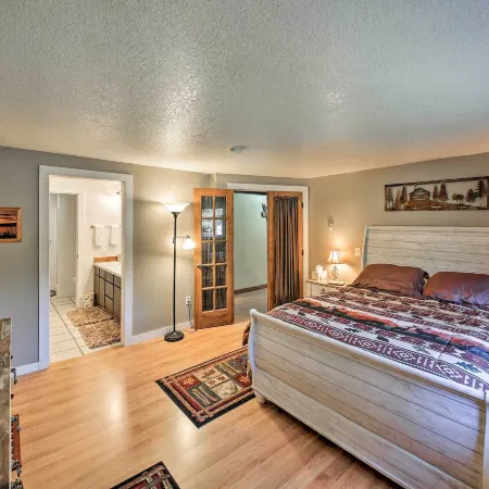 Quaint Priest Lake Cabin w/ Patio < 1 Mi to Lake!