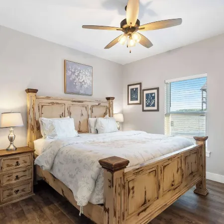 A Birds Eye Bridge View - 5 Bdr w/ Private Hot Tub