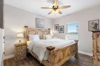 A Birds Eye Bridge View - 5 Bdr w/ Private Hot Tub