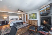 Deer Valley Luxury Mountainside Escape, Outdoor Seating, Private Hot Tub, Walk to Hiking Trails