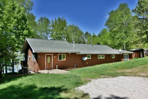 Butler's Bay Teal Lake 4 Bedroom Hotel Room by RedAwning - Homestays