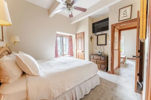 Aspen Downtown 2BR Ski Condo w/ Fireplace - CD 17