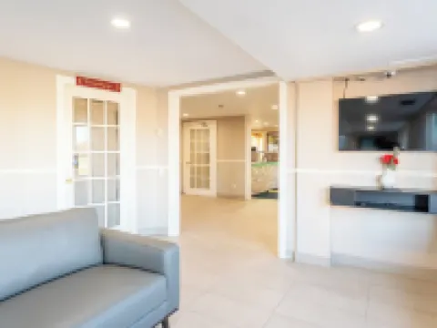 Super 8 by Wyndham Gananoque Country Squire Resort Hotels in Gananoque