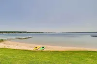 Portage Lake Condo w/ Deck & Pool Access! - 3-Star