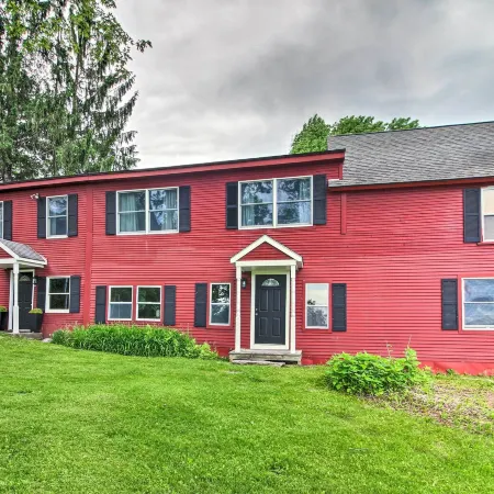 Renovated Farmhouse < 1 Mile to Okemo Mountain!